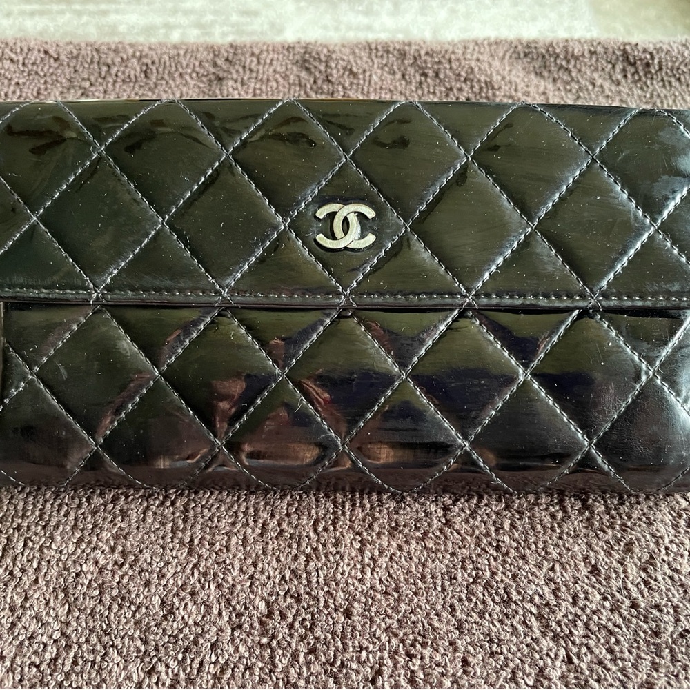 CHANEL Matelasse CC Quilted Patent Leather Wallet